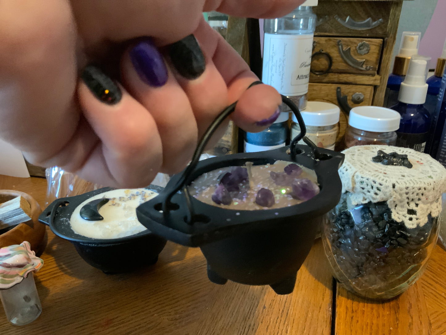 Magic Cauldron Candle - Sandalwood with Amethyst