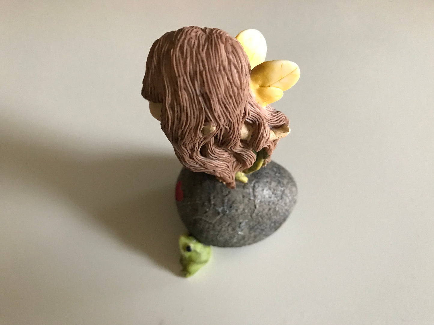 Adorable face little fairy with frog and heart on the stone fairy figurine fairy garden supplies
