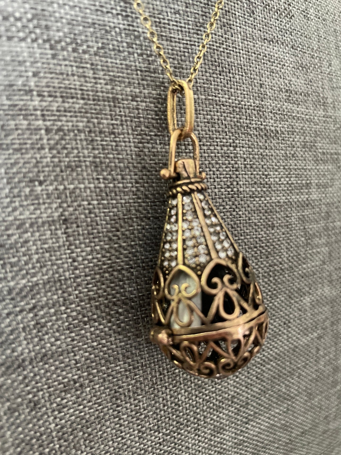 Antique Gold locket with 6 interchangeable crystals on 16” antique gold chain