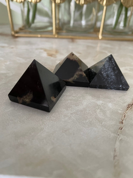 Gemstone Pyramid - Black Sardonyx Absorbs negativity energy and bad influences