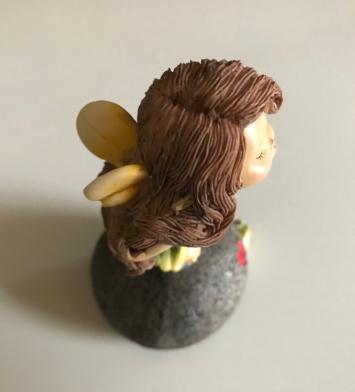 Adorable face little fairy with frog and heart on the stone fairy figurine fairy garden supplies